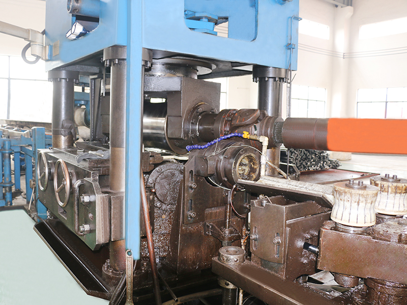 Round steel peeling machine