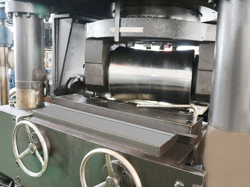 Round steel peeling machine