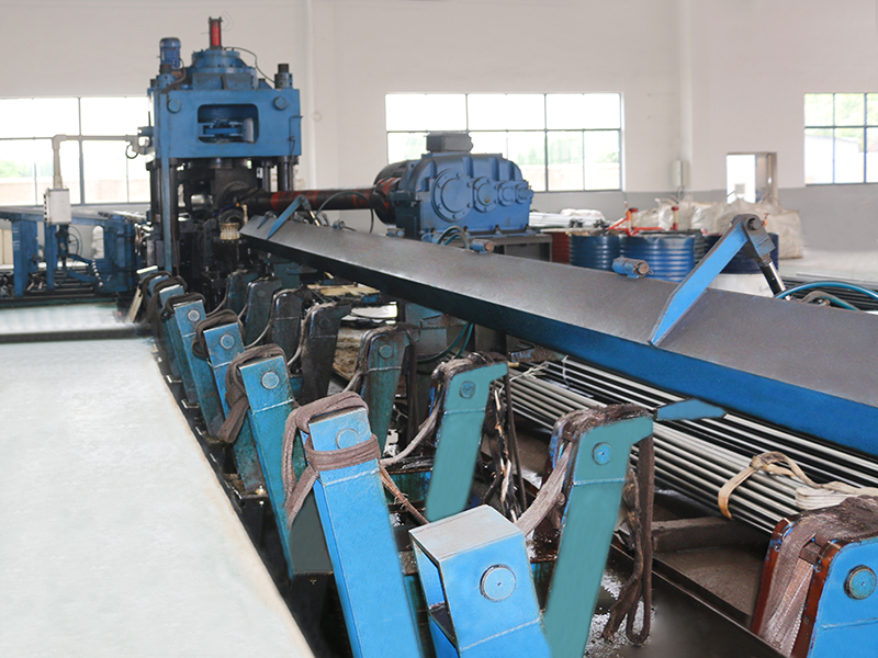 Round steel peeling machine